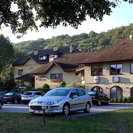 Hotel Kochanow Bagian luar foto