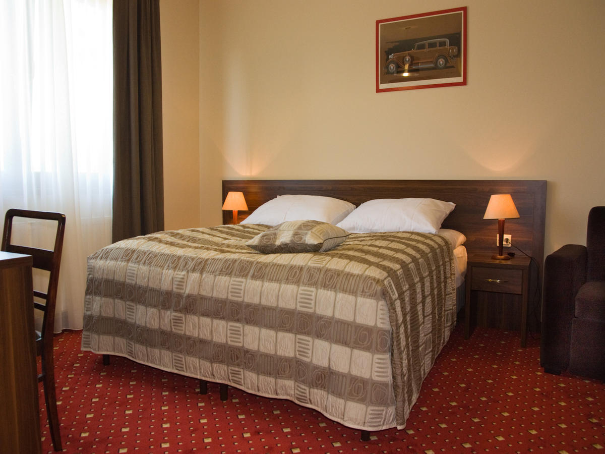 Hotel Kochanow Bagian luar foto