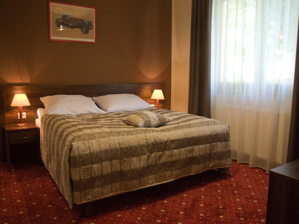 Hotel Kochanow Bagian luar foto