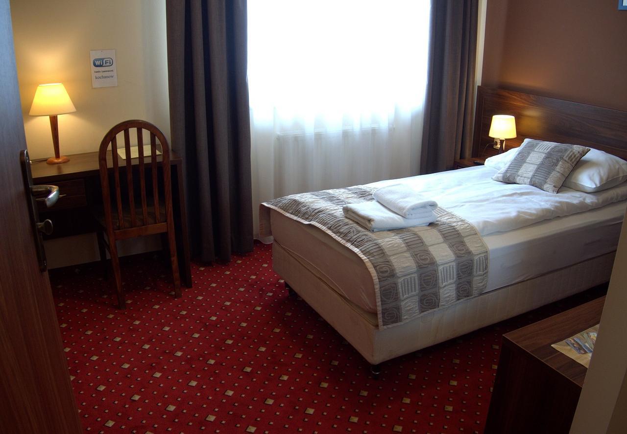 Hotel Kochanow Bagian luar foto